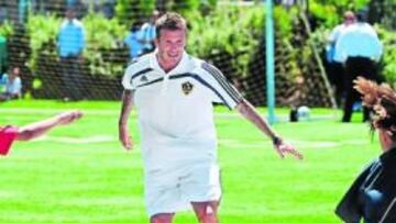 <b>VUELTA A ESTADOS UNIDOS. </b>Becks regresó con un clinic (en la foto) y se encontró la polémica.