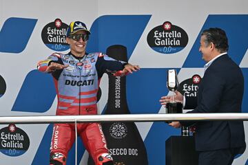 El piloto catal¨¢n momentos antes de recibir el trofeo como segundo en el Gran Premio de Espa?a.