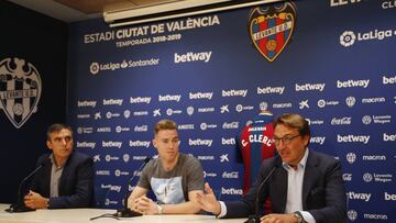 Quico Catalán y Manolo Salvador durante la presentación de Carlos Clerc.