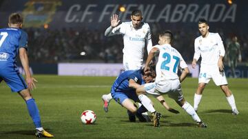 Theo Hern&aacute;ndez, Ceballos y Asensio luchando un bal&oacute;n.