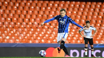 VALENCIA, SPAIN - MARCH 10: Josip Ilicic of Atalanta scores his teams second goal from the penalty spot during the UEFA Champions League round of 16 second leg match between Valencia CF and Atalanta at Estadio Mestalla on March 10, 2020 in Valencia, Spain