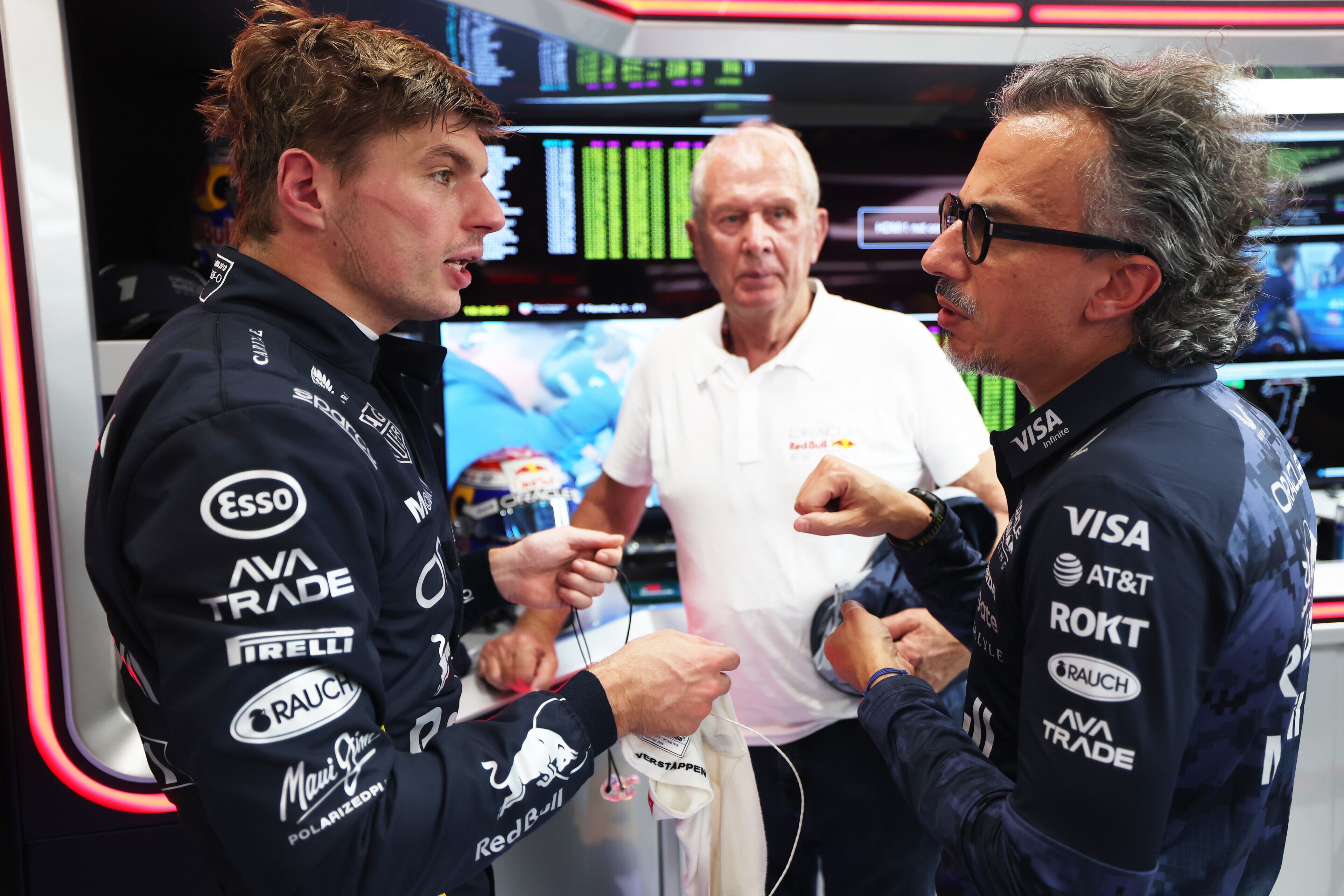 Max Verstappen con Helmut Marko y Laurent Mekies, jefe de Red Bull en la F1.