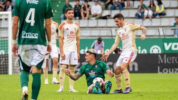 Julio Alonso y Gorrotxa lamentan una falta cometida sobre Luis Perea.