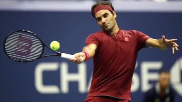 Roger Federer devuelve una bola ante John Milman en su partido de octavos de final del US Open en el USTA Billie Jean King National Tennis Center de Flushing Meadows, New York City.