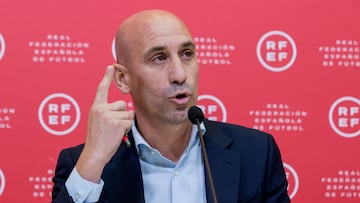 22/05/23 
ACTO INSTUTICIONAL EN LA REAL FEDERACION ESPAÑOLA DE FUTBOL
PARA RECIBIR AL TROFEO DE LA COPA MUNDIAL FEMENINA DE LA FIFA 2023
LUIS MANUEL RUBIALES Presidente de la RFEF
FATMA SAMOURA Secretaria General FIFA
JORGE VILDA Seleccionador Español