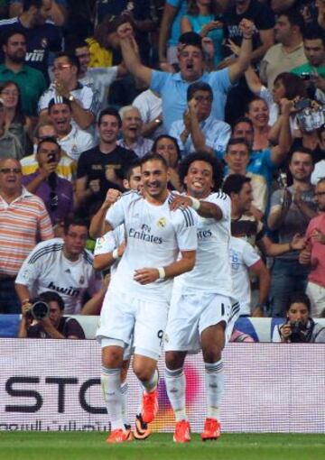 Real Madrid - Betis. 1-1. Benzema celebra el gol del empate con sus compañeros.