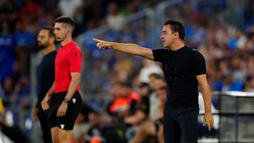 GETAFE (MADRID), 13/08/2023.- El t谷cnico del FC Barcelona Pedri Xavi Hern芍ndez (d) da instrucciones a sus jugadores durante el partido de la primera jornada de LaLiga que disputan este domingo en el Coliseum Alfonso P谷rez. EFE/ Borja S芍nchez-trillo