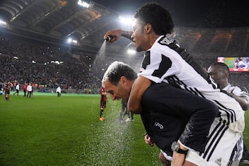 Juan Guillermo Cuadrado y Massimiliano Allegri durante la celebración del título de la Copa Italia