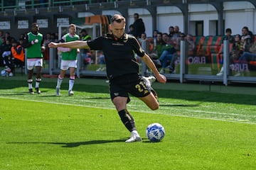 El jugador nacido en Nizhni Nóvgorod, una ciudad ubicada en el oeste de Rusia, llegó a las categorías inferiores del Real Madrid en la temporada 2002-03 procedente del CD Burgos CF Promesas Juvenil A. Su presencia le costó al equipo blanco la eliminación de la Copa 2015-16. Tras años en Villarreal y Valencia, ahora juega en la Serie B de Italia.