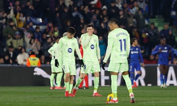 1-1. Los jugadores del Barcelona tras recibir el tanto de Mauro Arambarri.