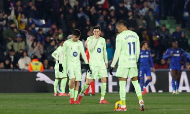 1-1. Los jugadores del Barcelona tras recibir el tanto de Mauro Arambarri.