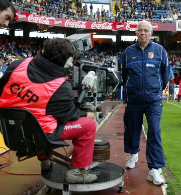 Luis Aragonés Luis Aragonés debutó como entrenador en La Liga el 1 de Diciembre de 1974 (Valencia 1-1 Atlético) y se despidió el 23 de mayo de 2004 (Celta 1-2 Mallorca) con un total de 757 partidos dirigidos (si sumamos sus 360 partidos de La Liga como jugador participó en total en 1.117 partidos durante 44 años).