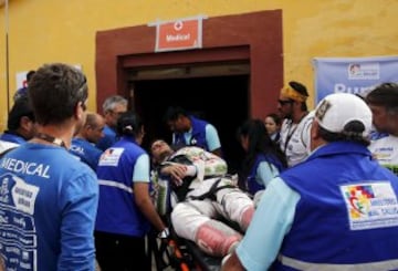 Sexta etapa, Uyuni-Uyuni.  El piloto chileno Ignacio Casale, de Yamaha, es llevado en camilla tras sufrir un accidente.