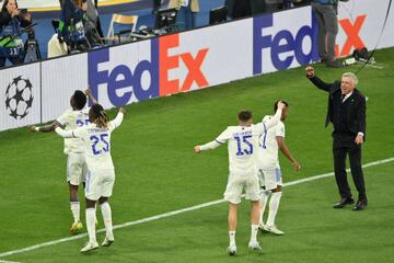 Camavinga celebra junto a Carlo Ancelotti, Vinicius, Rodrygo y Valverde la victoria en la final de Champions.