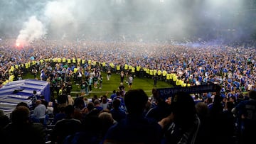 LaLiga denuncia la invasión de campo en Oviedo, bengalas, botes de humo y cánticos de ‘puta Gijón’