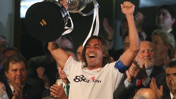 Javi Navarro levanta la Copa del Rey.