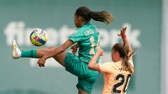 Lucía León controla un balón ante Andrea Medina en el Betis 1-1 Atlético de la Liga F.