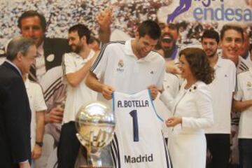 El Real Madrid de baloncesto visita el Ayuntamiento y la Comunidad de Madrid después de haber conseguido el titulo de la liga Endesa Ana Botella y Felipe Reyes