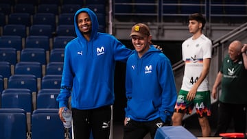 Branden Frazier y Johnny Dee, del Movistar Estudiantes, antes del duelo ante el Cáceres.