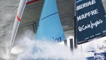 El Telefónica navega durante una etapa de la Volvo Ocean race.