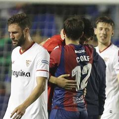 Levante se salva del descenso a costa del Sevilla de Miguel Layún
