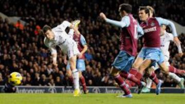 Gareth Bale anota uno de los tantos del derbi londinense.