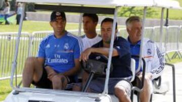 Zidane, Varane y Ancelotti se dirigen al campo de entrenamiento.
