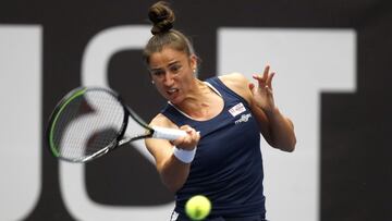 La tenista española Sara Sorribes devuelve una bola durante su partido ante Belinda Bencic en el torneo de Ostrava.