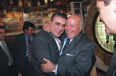 Albarracín fue una figura respetada en todos los campos por los que pasaba el conjunto rojiblanco. En la foto, el cariñoso abrazo con Lorenzo Sanz en 1999.


 