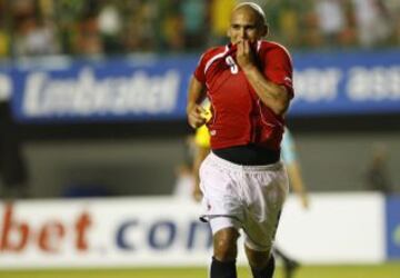 Los otros dos goles los marcó en la derrota 4 a 2 por las Clasificatorias rumbo a Sudáfrica 2010.