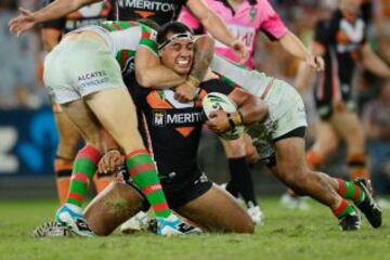 Ava Seumanufagai de los Tigers es abordado durante la tercera ronda del partido de la NRL entre los Wests Tigers y los Sur Sydney Rabbitohs, en Australia.