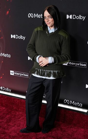 Billie Eilish posa en la alfombra roja del estreno de la película 'Avatar: Fire and Ash' en Los Ángeles.