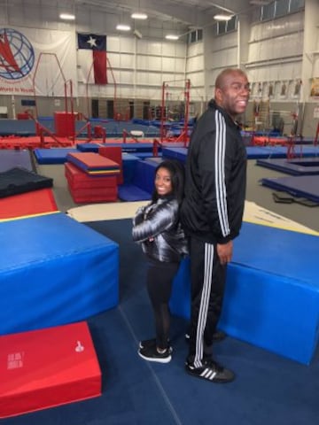 Simone Biles junto a Magic Johnson.