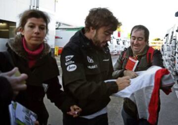  El piloto español de McLaren, Fernando Alonso, firma autógrafos minutos antes de iniciarse la cuarta tanda de entrenamientos de pretemporada del Mundial de Fórmula Uno, que se realiza en el Circuito de Cataluña. 