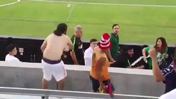 Higuita responde con un golpe insultos de un hincha