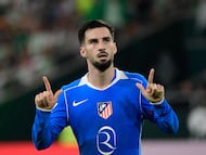 Álex Baena celebra su segundo gol con el Atlético de Madrid ante el Real Betis en el Estadio de La Cartuja, en Sevilla.