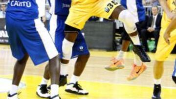 El alero estadounidense del Herbalife Gran Canaria, Dajuan Summers (c), disputa un balón ante los jugadores del Foxtown Cantú, el senegalés Cheikh Mbodj (i) y el estadounidense Damian Hollis, durante el encuentro correspondiente a la Eurocopa.