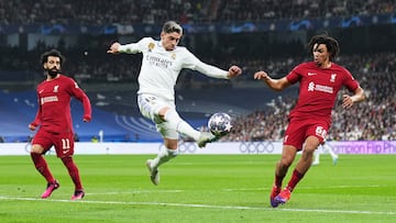 Mohamed Salah observza la acción entre Federico Valverde y Trent Alexander-Arnold.