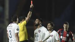 El VAR hizo justicia: tremenda patada de Espínola y roja