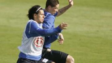 <b>JUNTOS. </b>Aunque en la foto disputan un balón, Torres y Agüero jugarán juntos en Valencia.