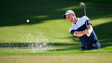 Justin Rose golpea la bola durante la jornada final del Turkish Airlines Open en el Regnum Carya Golf & Spa Resort de Antalya, Turquía.