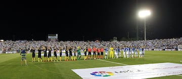 El debut de Butarque como estadio de la élite llegó sólo cinco días después de aquel fulgurante primer partido entre los mejores. El sábado 27 de agosto de 2016 el recinto pepinero abrió sus puertas remozado (de 8.100 espectadores pasó a 10.500) para recibir a un grande. El Atlético de Madrid, entonces subcampeón de Europa, fue el primer visitante en Primera del Lega. Y no pudo tumbar el fortín blanquiazul. La cosa acabó en empate a cero con Jon Ander Serantes, héroes del ascenso, reconvertido en dios de la portería. Frenó con sus paradones a los colchoneros y, de paso, se convirtió en Zamora de la categoría después haber visto como ningún rival era capaz de hacerle gol en esos dos primeros partidos.










