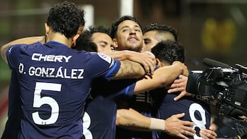 El jugador de Universidad Católica, Fernando Zampedri, celebra su gol contra Deportes Copiapó.