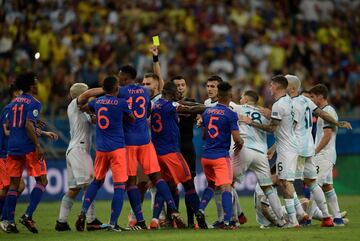 El árbitro Roberto Tobar mostró la cartulina amarilla a  Juan Cuadrado en medio de una tangana tras una entrada del jugador cafetero a Leo Messi.