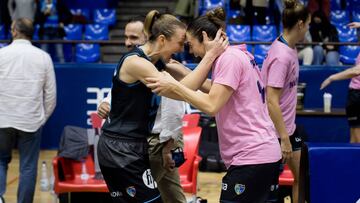 Leslie Knight y María Espín.