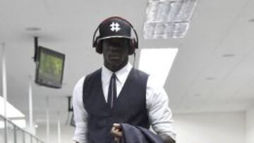 Balotelli, en el aeropuerto tras la eliminación de Italia.