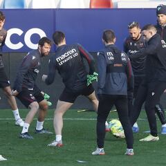 Un central, prioridad del Levante en enero