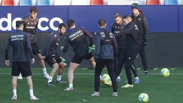 19/12/21 LEVANTE UD
 ESTADIO CIUDAD DE VALENCIA
 ENTRENAMIENTO
 
 COKE
 MORALES
 ROGER
 ALESSIO LISCI