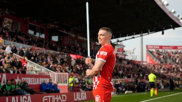GIRONA, 01/03/2025.- El delantero israelí del Girona Tsygankov celebra el primer gol de su equipo ante el Celta durante el encuentro que disputan en el estadio Montilivi este sábado, correspondiente a la jornada 26 de LaLiga. EFE/ David Borrat
