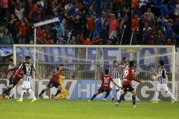 Plantel de Católica celebra el gol de Mark González